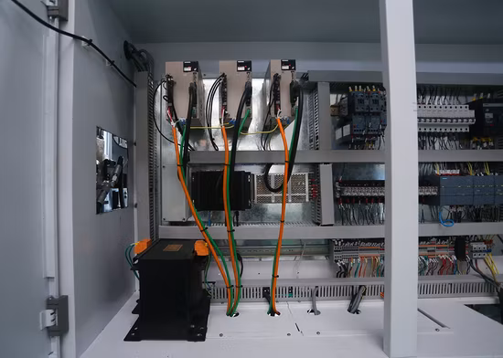 Machine de traitement de cisaillement de poinçonnage de barre omnibus hydraulique CNC intelligente Beiene pour le métal