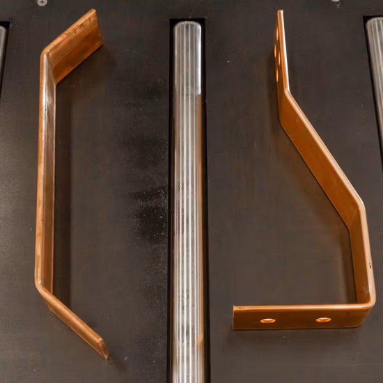 Machine de traitement de barres omnibus hydrauliques CNC avec pliage, poinçonnage et découpe