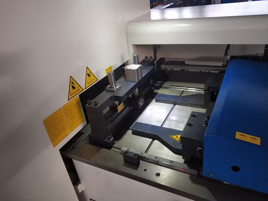 Machine de cisaillement et d'évasement de machines de traitement de barres omnibus CNC automatiques