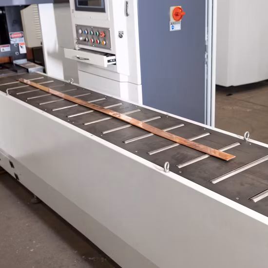 Machine de découpe automatique de traitement de barres omnibus CNC 3D à haute efficacité pour le cuivre et l'aluminium